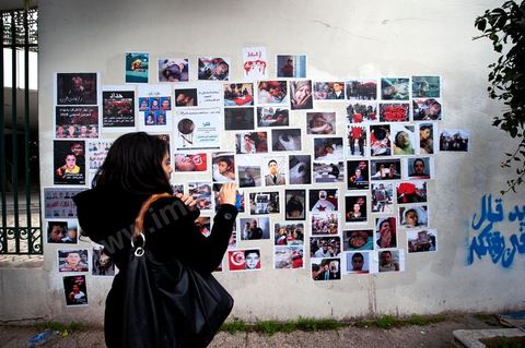 6 novembre : sur les murs de la station de tram du Bardo, en face du parlement et de ses manifestants quotidiens, un groupe de jeunes artistes taggueurs font un mur d'images et de tags en hommage aux martyrs de la révolution tunisienne. Mur d'images avec les portraits et les scènes de meurtres et d'enterrements des martyrs de la révolution, un appel à la mémoire et aux objectifs de la révolution tunisienne. L'occasion pour tout un chacun, en ce lieu de manifestation et de protestation, de se rappeler les origines, les causes et les conséquences du mouvement de protestations des gens sud ouest qui ne se limitaient pas à l'époque au simple départ de Ben Ali et de son clan, mais aussi et surtout à réduire la misère et le chômage en Tunisie.