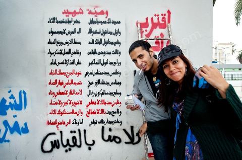 6 novembre : sur les murs de la station de tram du Bardo, en face du parlement et de ses manifestants quotidiens, un groupe de jeunes artistes taggueurs font un mur d'images et de tags en hommage aux martyrs de la révolution tunisienne. Mur d'images avec les portraits et les scènes de meurtres et d'enterrements des martyrs de la révolution, un appel à la mémoire et aux objectifs de la révolution tunisienne. L'occasion pour tout un chacun, en ce lieu de manifestation et de protestation, de se rappeler les origines, les causes et les conséquences du mouvement de protestations des gens sud ouest qui ne se limitaient pas à l'époque au simple départ de Ben Ali et de son clan, mais aussi et surtout à réduire la misère et le chômage en Tunisie.