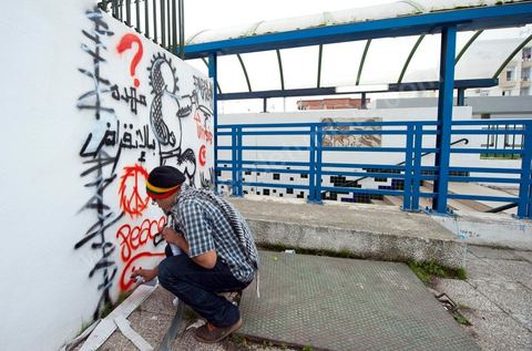 6 novembre : sur les murs de la station de tram du Bardo, en face du parlement et de ses manifestants quotidiens, un groupe de jeunes artistes taggueurs font un mur d'images et de tags en hommage aux martyrs de la révolution tunisienne. Mur d'images avec les portraits et les scènes de meurtres et d'enterrements des martyrs de la révolution, un appel à la mémoire et aux objectifs de la révolution tunisienne. L'occasion pour tout un chacun, en ce lieu de manifestation et de protestation, de se rappeler les origines, les causes et les conséquences du mouvement de protestations des gens sud ouest qui ne se limitaient pas à l'époque au simple départ de Ben Ali et de son clan, mais aussi et surtout à réduire la misère et le chômage en Tunisie.