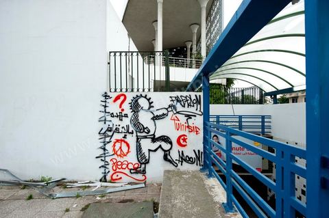 6 novembre : sur les murs de la station de tram du Bardo, en face du parlement et de ses manifestants quotidiens, un groupe de jeunes artistes taggueurs font un mur d'images et de tags en hommage aux martyrs de la révolution tunisienne. Mur d'images avec les portraits et les scènes de meurtres et d'enterrements des martyrs de la révolution, un appel à la mémoire et aux objectifs de la révolution tunisienne. L'occasion pour tout un chacun, en ce lieu de manifestation et de protestation, de se rappeler les origines, les causes et les conséquences du mouvement de protestations des gens sud ouest qui ne se limitaient pas à l'époque au simple départ de Ben Ali et de son clan, mais aussi et surtout à réduire la misère et le chômage en Tunisie.