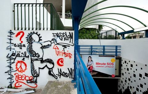 6 novembre : sur les murs de la station de tram du Bardo, en face du parlement et de ses manifestants quotidiens, un groupe de jeunes artistes taggueurs font un mur d'images et de tags en hommage aux martyrs de la révolution tunisienne. Mur d'images avec les portraits et les scènes de meurtres et d'enterrements des martyrs de la révolution, un appel à la mémoire et aux objectifs de la révolution tunisienne. L'occasion pour tout un chacun, en ce lieu de manifestation et de protestation, de se rappeler les origines, les causes et les conséquences du mouvement de protestations des gens sud ouest qui ne se limitaient pas à l'époque au simple départ de Ben Ali et de son clan, mais aussi et surtout à réduire la misère et le chômage en Tunisie.