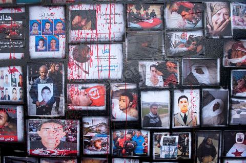 6 novembre : sur les murs de la station de tram du Bardo, en face du parlement et de ses manifestants quotidiens, un groupe de jeunes artistes taggueurs font un mur d'images et de tags en hommage aux martyrs de la révolution tunisienne. Mur d'images avec les portraits et les scènes de meurtres et d'enterrements des martyrs de la révolution, un appel à la mémoire et aux objectifs de la révolution tunisienne. L'occasion pour tout un chacun, en ce lieu de manifestation et de protestation, de se rappeler les origines, les causes et les conséquences du mouvement de protestations des gens sud ouest qui ne se limitaient pas à l'époque au simple départ de Ben Ali et de son clan, mais aussi et surtout à réduire la misère et le chômage en Tunisie.
