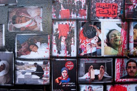 6 novembre : sur les murs de la station de tram du Bardo, en face du parlement et de ses manifestants quotidiens, un groupe de jeunes artistes taggueurs font un mur d'images et de tags en hommage aux martyrs de la révolution tunisienne. Mur d'images avec les portraits et les scènes de meurtres et d'enterrements des martyrs de la révolution, un appel à la mémoire et aux objectifs de la révolution tunisienne. L'occasion pour tout un chacun, en ce lieu de manifestation et de protestation, de se rappeler les origines, les causes et les conséquences du mouvement de protestations des gens sud ouest qui ne se limitaient pas à l'époque au simple départ de Ben Ali et de son clan, mais aussi et surtout à réduire la misère et le chômage en Tunisie.