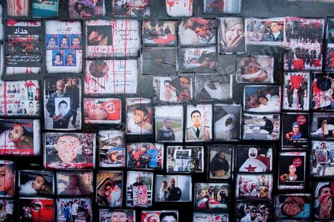6 novembre : sur les murs de la station de tram du Bardo, en face du parlement et de ses manifestants quotidiens, un groupe de jeunes artistes taggueurs font un mur d'images et de tags en hommage aux martyrs de la révolution tunisienne. Mur d'images avec les portraits et les scènes de meurtres et d'enterrements des martyrs de la révolution, un appel à la mémoire et aux objectifs de la révolution tunisienne. L'occasion pour tout un chacun, en ce lieu de manifestation et de protestation, de se rappeler les origines, les causes et les conséquences du mouvement de protestations des gens sud ouest qui ne se limitaient pas à l'époque au simple départ de Ben Ali et de son clan, mais aussi et surtout à réduire la misère et le chômage en Tunisie.