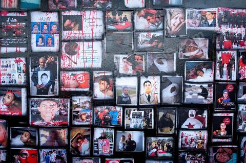 6 novembre : sur les murs de la station de tram du Bardo, en face du parlement et de ses manifestants quotidiens, un groupe de jeunes artistes taggueurs font un mur d'images et de tags en hommage aux martyrs de la révolution tunisienne. Mur d'images avec les portraits et les scènes de meurtres et d'enterrements des martyrs de la révolution, un appel à la mémoire et aux objectifs de la révolution tunisienne. L'occasion pour tout un chacun, en ce lieu de manifestation et de protestation, de se rappeler les origines, les causes et les conséquences du mouvement de protestations des gens sud ouest qui ne se limitaient pas à l'époque au simple départ de Ben Ali et de son clan, mais aussi et surtout à réduire la misère et le chômage en Tunisie.