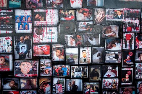 6 novembre : sur les murs de la station de tram du Bardo, en face du parlement et de ses manifestants quotidiens, un groupe de jeunes artistes taggueurs font un mur d'images et de tags en hommage aux martyrs de la révolution tunisienne. Mur d'images avec les portraits et les scènes de meurtres et d'enterrements des martyrs de la révolution, un appel à la mémoire et aux objectifs de la révolution tunisienne. L'occasion pour tout un chacun, en ce lieu de manifestation et de protestation, de se rappeler les origines, les causes et les conséquences du mouvement de protestations des gens sud ouest qui ne se limitaient pas à l'époque au simple départ de Ben Ali et de son clan, mais aussi et surtout à réduire la misère et le chômage en Tunisie.