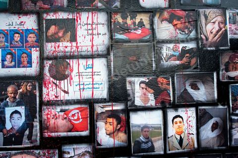 6 novembre : sur les murs de la station de tram du Bardo, en face du parlement et de ses manifestants quotidiens, un groupe de jeunes artistes taggueurs font un mur d'images et de tags en hommage aux martyrs de la révolution tunisienne. Mur d'images avec les portraits et les scènes de meurtres et d'enterrements des martyrs de la révolution, un appel à la mémoire et aux objectifs de la révolution tunisienne. L'occasion pour tout un chacun, en ce lieu de manifestation et de protestation, de se rappeler les origines, les causes et les conséquences du mouvement de protestations des gens sud ouest qui ne se limitaient pas à l'époque au simple départ de Ben Ali et de son clan, mais aussi et surtout à réduire la misère et le chômage en Tunisie.