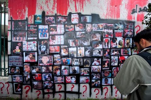 6 novembre : sur les murs de la station de tram du Bardo, en face du parlement et de ses manifestants quotidiens, un groupe de jeunes artistes taggueurs font un mur d'images et de tags en hommage aux martyrs de la révolution tunisienne. Mur d'images avec les portraits et les scènes de meurtres et d'enterrements des martyrs de la révolution, un appel à la mémoire et aux objectifs de la révolution tunisienne. L'occasion pour tout un chacun, en ce lieu de manifestation et de protestation, de se rappeler les origines, les causes et les conséquences du mouvement de protestations des gens sud ouest qui ne se limitaient pas à l'époque au simple départ de Ben Ali et de son clan, mais aussi et surtout à réduire la misère et le chômage en Tunisie.