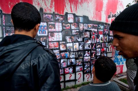 6 novembre : sur les murs de la station de tram du Bardo, en face du parlement et de ses manifestants quotidiens, un groupe de jeunes artistes taggueurs font un mur d'images et de tags en hommage aux martyrs de la révolution tunisienne. Mur d'images avec les portraits et les scènes de meurtres et d'enterrements des martyrs de la révolution, un appel à la mémoire et aux objectifs de la révolution tunisienne. L'occasion pour tout un chacun, en ce lieu de manifestation et de protestation, de se rappeler les origines, les causes et les conséquences du mouvement de protestations des gens sud ouest qui ne se limitaient pas à l'époque au simple départ de Ben Ali et de son clan, mais aussi et surtout à réduire la misère et le chômage en Tunisie.