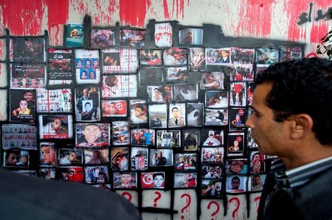 6 novembre : sur les murs de la station de tram du Bardo, en face du parlement et de ses manifestants quotidiens, un groupe de jeunes artistes taggueurs font un mur d'images et de tags en hommage aux martyrs de la révolution tunisienne. Mur d'images avec les portraits et les scènes de meurtres et d'enterrements des martyrs de la révolution, un appel à la mémoire et aux objectifs de la révolution tunisienne. L'occasion pour tout un chacun, en ce lieu de manifestation et de protestation, de se rappeler les origines, les causes et les conséquences du mouvement de protestations des gens sud ouest qui ne se limitaient pas à l'époque au simple départ de Ben Ali et de son clan, mais aussi et surtout à réduire la misère et le chômage en Tunisie.