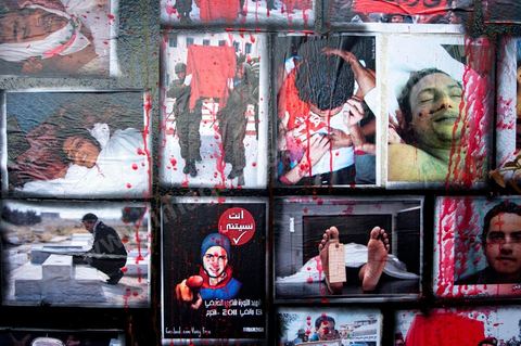 6 novembre : sur les murs de la station de tram du Bardo, en face du parlement et de ses manifestants quotidiens, un groupe de jeunes artistes taggueurs font un mur d'images et de tags en hommage aux martyrs de la révolution tunisienne. Mur d'images avec les portraits et les scènes de meurtres et d'enterrements des martyrs de la révolution, un appel à la mémoire et aux objectifs de la révolution tunisienne. L'occasion pour tout un chacun, en ce lieu de manifestation et de protestation, de se rappeler les origines, les causes et les conséquences du mouvement de protestations des gens sud ouest qui ne se limitaient pas à l'époque au simple départ de Ben Ali et de son clan, mais aussi et surtout à réduire la misère et le chômage en Tunisie.