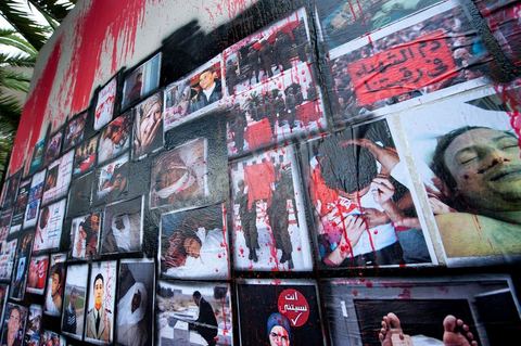 6 novembre : sur les murs de la station de tram du Bardo, en face du parlement et de ses manifestants quotidiens, un groupe de jeunes artistes taggueurs font un mur d'images et de tags en hommage aux martyrs de la révolution tunisienne. Mur d'images avec les portraits et les scènes de meurtres et d'enterrements des martyrs de la révolution, un appel à la mémoire et aux objectifs de la révolution tunisienne. L'occasion pour tout un chacun, en ce lieu de manifestation et de protestation, de se rappeler les origines, les causes et les conséquences du mouvement de protestations des gens sud ouest qui ne se limitaient pas à l'époque au simple départ de Ben Ali et de son clan, mais aussi et surtout à réduire la misère et le chômage en Tunisie.