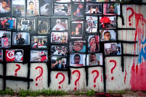 6 novembre : sur les murs de la station de tram du Bardo, en face du parlement et de ses manifestants quotidiens, un groupe de jeunes artistes taggueurs font un mur d'images et de tags en hommage aux martyrs de la révolution tunisienne. Mur d'images avec les portraits et les scènes de meurtres et d'enterrements des martyrs de la révolution, un appel à la mémoire et aux objectifs de la révolution tunisienne. L'occasion pour tout un chacun, en ce lieu de manifestation et de protestation, de se rappeler les origines, les causes et les conséquences du mouvement de protestations des gens sud ouest qui ne se limitaient pas à l'époque au simple départ de Ben Ali et de son clan, mais aussi et surtout à réduire la misère et le chômage en Tunisie.