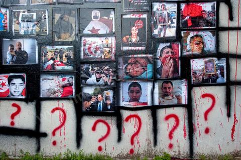 6 novembre : sur les murs de la station de tram du Bardo, en face du parlement et de ses manifestants quotidiens, un groupe de jeunes artistes taggueurs font un mur d'images et de tags en hommage aux martyrs de la révolution tunisienne. Mur d'images avec les portraits et les scènes de meurtres et d'enterrements des martyrs de la révolution, un appel à la mémoire et aux objectifs de la révolution tunisienne. L'occasion pour tout un chacun, en ce lieu de manifestation et de protestation, de se rappeler les origines, les causes et les conséquences du mouvement de protestations des gens sud ouest qui ne se limitaient pas à l'époque au simple départ de Ben Ali et de son clan, mais aussi et surtout à réduire la misère et le chômage en Tunisie.
