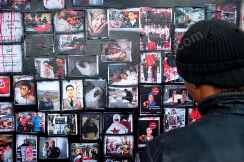 6 novembre : sur les murs de la station de tram du Bardo, en face du parlement et de ses manifestants quotidiens, un groupe de jeunes artistes taggueurs font un mur d'images et de tags en hommage aux martyrs de la révolution tunisienne. Mur d'images avec les portraits et les scènes de meurtres et d'enterrements des martyrs de la révolution, un appel à la mémoire et aux objectifs de la révolution tunisienne. L'occasion pour tout un chacun, en ce lieu de manifestation et de protestation, de se rappeler les origines, les causes et les conséquences du mouvement de protestations des gens sud ouest qui ne se limitaient pas à l'époque au simple départ de Ben Ali et de son clan, mais aussi et surtout à réduire la misère et le chômage en Tunisie.