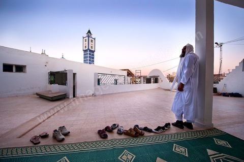 19 octobre 2011 : dans la banlieue nord de Tunis, rencontre avec les salafistes dans une mosquée où ils ont créé la première école coranique salafiste en Tunisie. A la Mosquée de Sidi El Bokri, à l'heure de la prière du soir avec Hassan Al Saouabi.