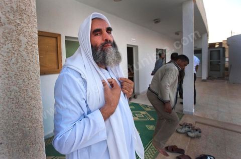 19 octobre 2011 : dans la banlieue nord de Tunis, rencontre avec les salafistes dans une mosquée où ils ont créé la première école coranique salafiste en Tunisie. A la Mosquée de Sidi El Bokri, à l'heure de la prière du soir avec Hassan Al Saouabi.