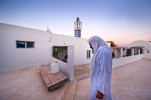 19 octobre 2011 : dans la banlieue nord de Tunis, rencontre avec les salafistes dans une mosquée où ils ont créé la première école coranique salafiste en Tunisie. A la Mosquée de Sidi El Bokri, à l'heure de la prière du soir avec Hassan Al Saouabi.