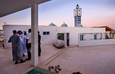 19 octobre 2011 : dans la banlieue nord de Tunis, rencontre avec les salafistes dans une mosquée où ils ont créé la première école coranique salafiste en Tunisie. A la Mosquée de Sidi El Bokri, à l'heure de la prière du soir avec Hassan Al Saouabi.