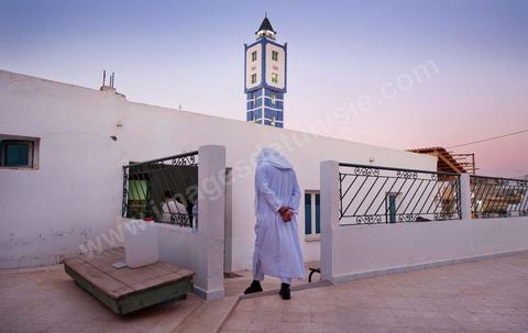 19 octobre 2011 : dans la banlieue nord de Tunis, rencontre avec les salafistes dans une mosquée où ils ont créé la première école coranique salafiste en Tunisie. A la Mosquée de Sidi El Bokri, à l'heure de la prière du soir avec Hassan Al Saouabi.