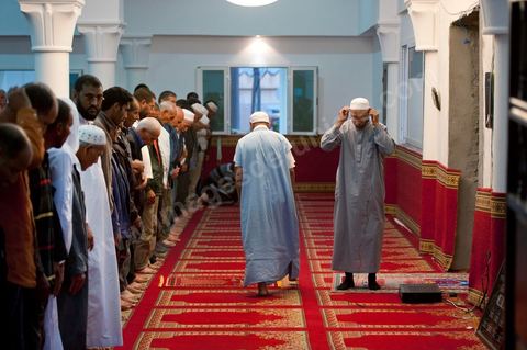 19 octobre 2011 : dans la banlieue nord de Tunis, rencontre avec les salafistes dans une mosquée où ils ont créé la première école coranique salafiste en Tunisie. A la Mosquée de Sidi El Bokri, à l'heure de la prière du soir.
