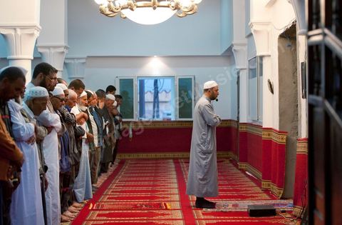 19 octobre 2011 : dans la banlieue nord de Tunis, rencontre avec les salafistes dans une mosquée où ils ont créé la première école coranique salafiste en Tunisie. A la Mosquée de Sidi El Bokri, à l'heure de la prière du soir.