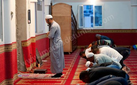 19 octobre 2011 : dans la banlieue nord de Tunis, rencontre avec les salafistes dans une mosquée où ils ont créé la première école coranique salafiste en Tunisie. A la Mosquée de Sidi El Bokri, à l'heure de la prière du soir.