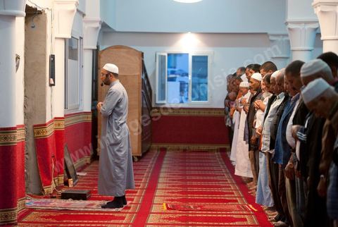 19 octobre 2011 : dans la banlieue nord de Tunis, rencontre avec les salafistes dans une mosquée où ils ont créé la première école coranique salafiste en Tunisie. A la Mosquée de Sidi El Bokri, à l'heure de la prière du soir.