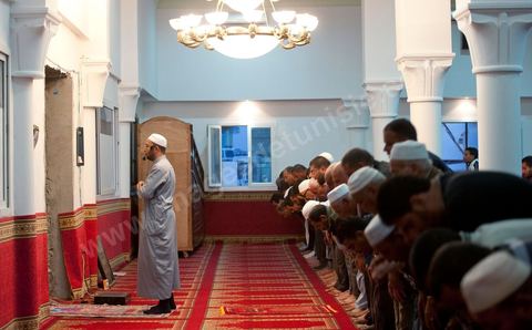 19 octobre 2011 : dans la banlieue nord de Tunis, rencontre avec les salafistes dans une mosquée où ils ont créé la première école coranique salafiste en Tunisie. A la Mosquée de Sidi El Bokri, à l'heure de la prière du soir.