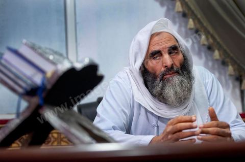 19 octobre 2011 : dans la banlieue nord de Tunis, rencontre avec les salafistes dans une mosquée où ils ont créé la première école coranique salafiste en Tunisie. A la Mosquée de Sidi El Bokri, à l'heure de la prière du soir avec Hassan Al Saouabi.