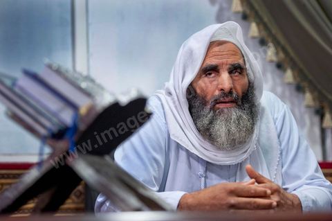 19 octobre 2011 : dans la banlieue nord de Tunis, rencontre avec les salafistes dans une mosquée où ils ont créé la première école coranique salafiste en Tunisie. A la Mosquée de Sidi El Bokri, à l'heure de la prière du soir avec Hassan Al Saouabi.