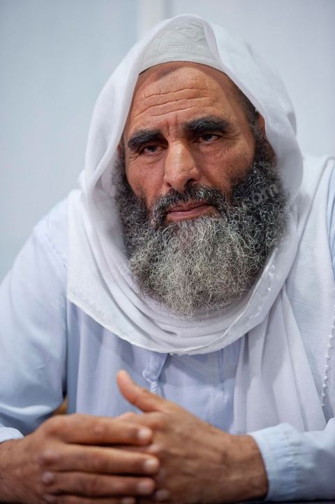19 octobre 2011 : dans la banlieue nord de Tunis, rencontre avec les salafistes dans une mosquée où ils ont créé la première école coranique salafiste en Tunisie. A la Mosquée de Sidi El Bokri, à l'heure de la prière du soir avec Hassan Al Saouabi.