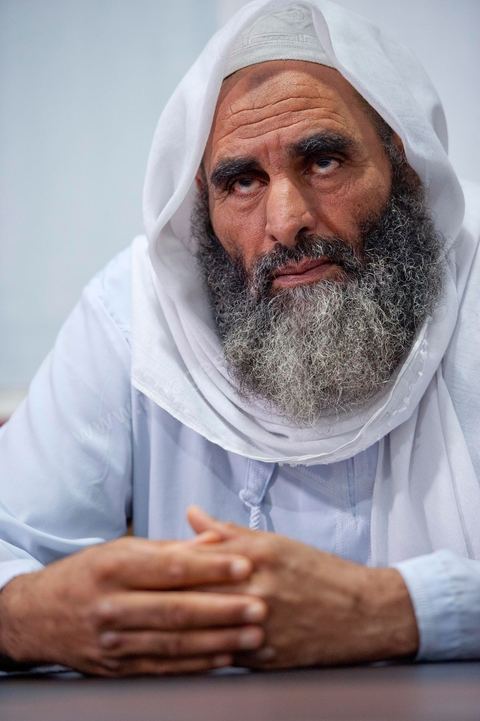 19 octobre 2011 : dans la banlieue nord de Tunis, rencontre avec les salafistes dans une mosquée où ils ont créé la première école coranique salafiste en Tunisie. A la Mosquée de Sidi El Bokri, à l'heure de la prière du soir avec Hassan Al Saouabi.