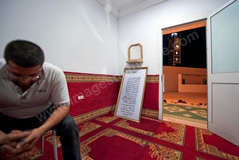 19 octobre 2011 : dans la banlieue nord de Tunis, rencontre avec les salafistes dans une mosquée où ils ont créé la première école coranique salafiste en Tunisie. A la Mosquée de Sidi El Bokri, à l'heure de la prière du soir avec Hassan Al Saouabi.