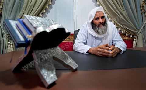 19 octobre 2011 : dans la banlieue nord de Tunis, rencontre avec les salafistes dans une mosquée où ils ont créé la première école coranique salafiste en Tunisie. A la Mosquée de Sidi El Bokri, à l'heure de la prière du soir avec Hassan Al Saouabi.