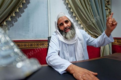 19 octobre 2011 : dans la banlieue nord de Tunis, rencontre avec les salafistes dans une mosquée où ils ont créé la première école coranique salafiste en Tunisie. A la Mosquée de Sidi El Bokri, à l'heure de la prière du soir avec Hassan Al Saouabi.