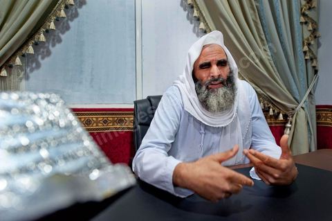 19 octobre 2011 : dans la banlieue nord de Tunis, rencontre avec les salafistes dans une mosquée où ils ont créé la première école coranique salafiste en Tunisie. A la Mosquée de Sidi El Bokri, à l'heure de la prière du soir avec Hassan Al Saouabi.