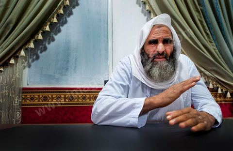 19 octobre 2011 : dans la banlieue nord de Tunis, rencontre avec les salafistes dans une mosquée où ils ont créé la première école coranique salafiste en Tunisie. A la Mosquée de Sidi El Bokri, à l'heure de la prière du soir avec Hassan Al Saouabi.