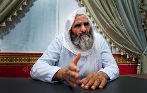 19 octobre 2011 : dans la banlieue nord de Tunis, rencontre avec les salafistes dans une mosquée où ils ont créé la première école coranique salafiste en Tunisie. A la Mosquée de Sidi El Bokri, à l'heure de la prière du soir avec Hassan Al Saouabi.