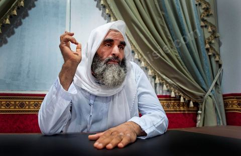 19 octobre 2011 : dans la banlieue nord de Tunis, rencontre avec les salafistes dans une mosquée où ils ont créé la première école coranique salafiste en Tunisie. A la Mosquée de Sidi El Bokri, à l'heure de la prière du soir avec Hassan Al Saouabi.