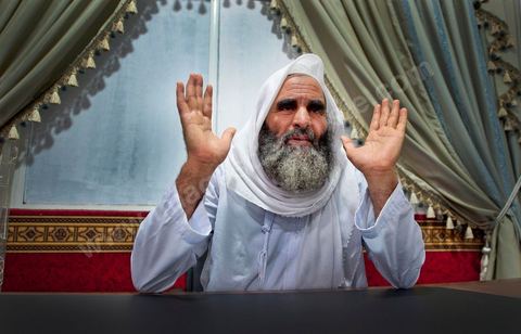 19 octobre 2011 : dans la banlieue nord de Tunis, rencontre avec les salafistes dans une mosquée où ils ont créé la première école coranique salafiste en Tunisie. A la Mosquée de Sidi El Bokri, à l'heure de la prière du soir avec Hassan Al Saouabi.