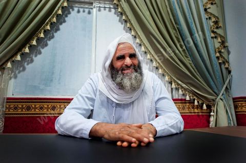 19 octobre 2011 : dans la banlieue nord de Tunis, rencontre avec les salafistes dans une mosquée où ils ont créé la première école coranique salafiste en Tunisie. A la Mosquée de Sidi El Bokri, à l'heure de la prière du soir avec Hassan Al Saouabi.