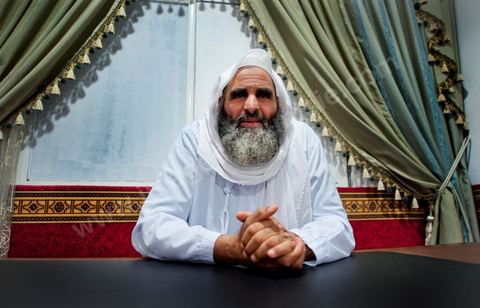 19 octobre 2011 : dans la banlieue nord de Tunis, rencontre avec les salafistes dans une mosquée où ils ont créé la première école coranique salafiste en Tunisie. A la Mosquée de Sidi El Bokri, à l'heure de la prière du soir avec Hassan Al Saouabi.