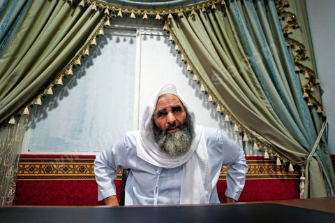 19 octobre 2011 : dans la banlieue nord de Tunis, rencontre avec les salafistes dans une mosquée où ils ont créé la première école coranique salafiste en Tunisie. A la Mosquée de Sidi El Bokri, à l'heure de la prière du soir avec Hassan Al Saouabi.