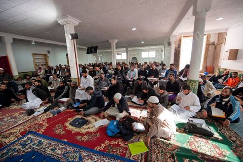 12 novembre 2011 : Cours du week end dans cette école salafiste qui vient d'être aménagée dans une mosquée dans la banlieue de Tunis sur la route de Bizerte. Plus de 400 membres isncrits et 300 en listes d'attente pour suivre l'enseignement des cheikhs. Les cours de la salle des hommes est retransmis dans la classe des femmes isoléé et cachéé d'un drap.