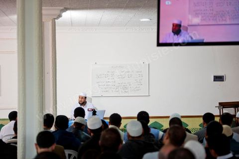 12 novembre 2011 : Cours du week end dans cette école salafiste qui vient d'être aménagée dans une mosquée dans la banlieue de Tunis sur la route de Bizerte. Plus de 400 membres isncrits et 300 en listes d'attente pour suivre l'enseignement des cheikhs. Les cours de la salle des hommes est retransmis dans la classe des femmes isoléé et cachéé d'un drap.