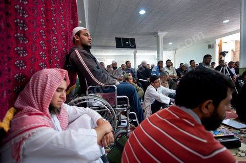 12 novembre 2011 : Cours du week end dans cette école salafiste qui vient d'être aménagée dans une mosquée dans la banlieue de Tunis sur la route de Bizerte. Plus de 400 membres isncrits et 300 en listes d'attente pour suivre l'enseignement des cheikhs. Les cours de la salle des hommes est retransmis dans la classe des femmes isoléé et cachéé d'un drap.