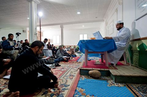 12 novembre 2011 : Cours du week end dans cette école salafiste qui vient d'être aménagée dans une mosquée dans la banlieue de Tunis sur la route de Bizerte. Plus de 400 membres isncrits et 300 en listes d'attente pour suivre l'enseignement des cheikhs. Les cours de la salle des hommes est retransmis dans la classe des femmes isoléé et cachéé d'un drap.