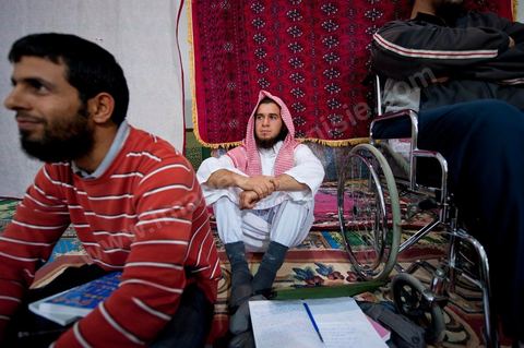 12 novembre 2011 : Cours du week end dans cette école salafiste qui vient d'être aménagée dans une mosquée dans la banlieue de Tunis sur la route de Bizerte. Plus de 400 membres isncrits et 300 en listes d'attente pour suivre l'enseignement des cheikhs. Les cours de la salle des hommes est retransmis dans la classe des femmes isoléé et cachéé d'un drap.