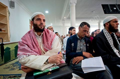 12 novembre 2011 : Cours du week end dans cette école salafiste qui vient d'être aménagée dans une mosquée dans la banlieue de Tunis sur la route de Bizerte. Plus de 400 membres isncrits et 300 en listes d'attente pour suivre l'enseignement des cheikhs. Les cours de la salle des hommes est retransmis dans la classe des femmes isoléé et cachéé d'un drap.